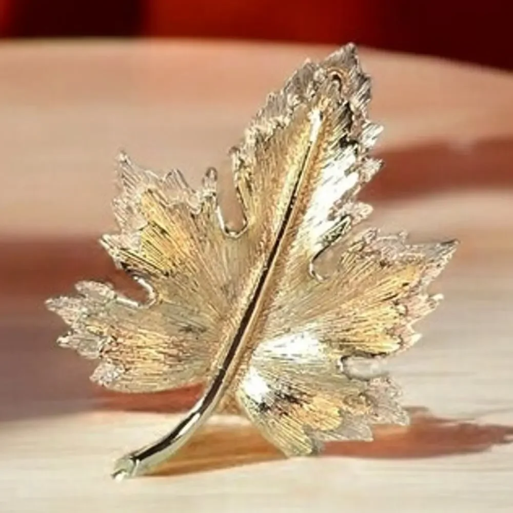 Sarah Coventry Maple Leaf Brooch Nature's Choice Two Tone - Woodland Classic